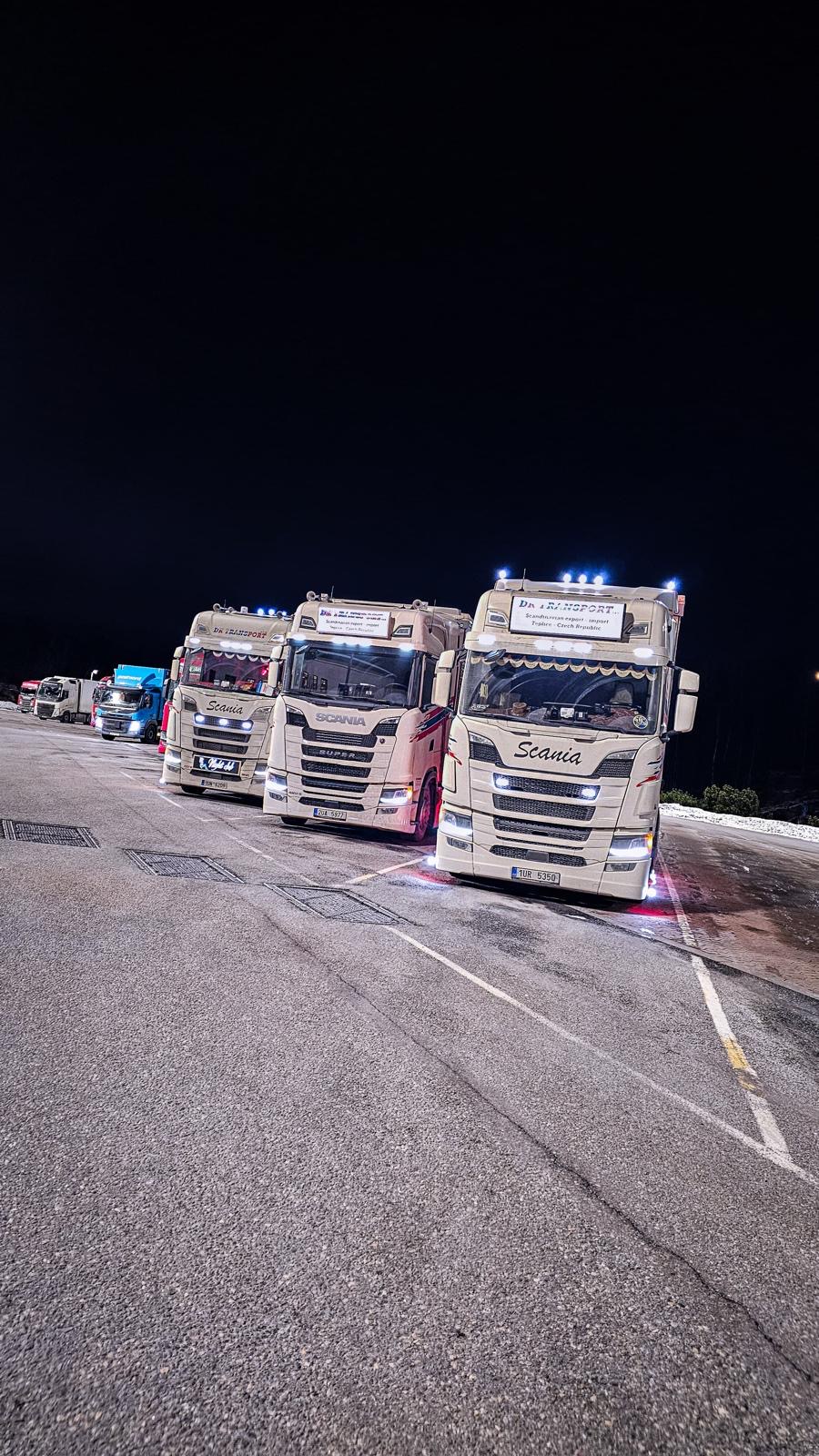 Kolona vozů DK Transport v noci na parkovišti