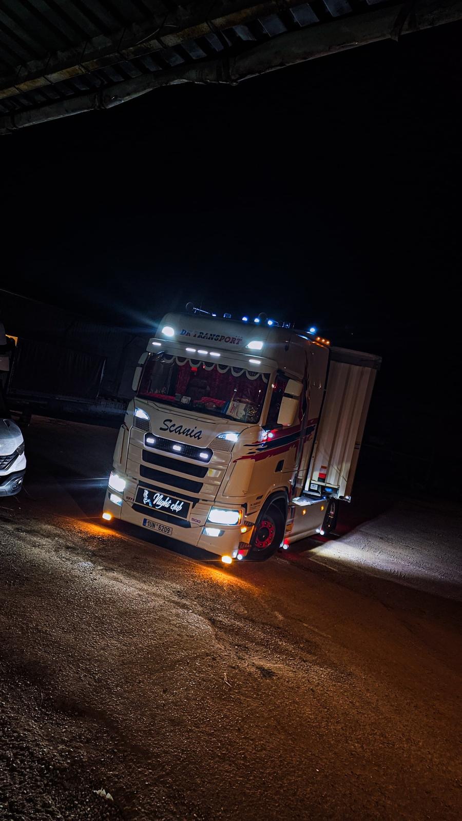 Scania Night Club DK Transport v noci pod přístřeškem