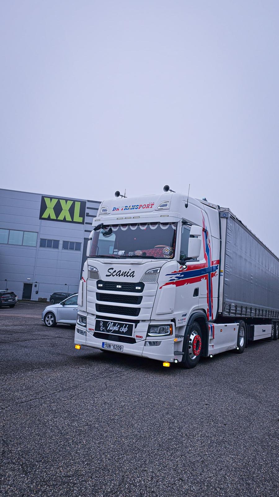 Scania Night Club DK Transport před prodejnou XXL ve Skandinávii