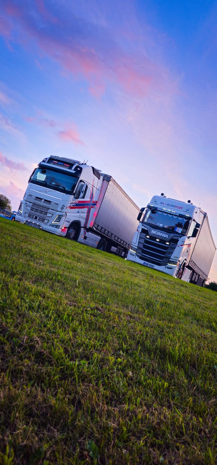 Volvo FH a Scania DK Transport při růžovém západu slunce