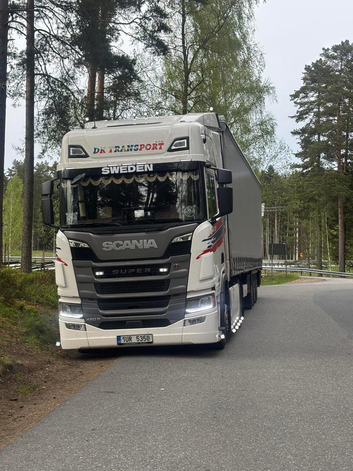 Scania 460 R Super Sweden DK Transport na švédské lesní silnici