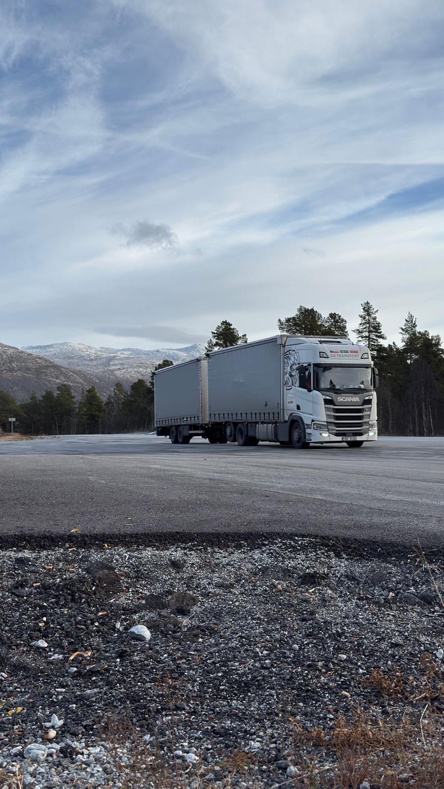 Scania DK Transport s přívěsem na velkém odpočívadle v norské krajině