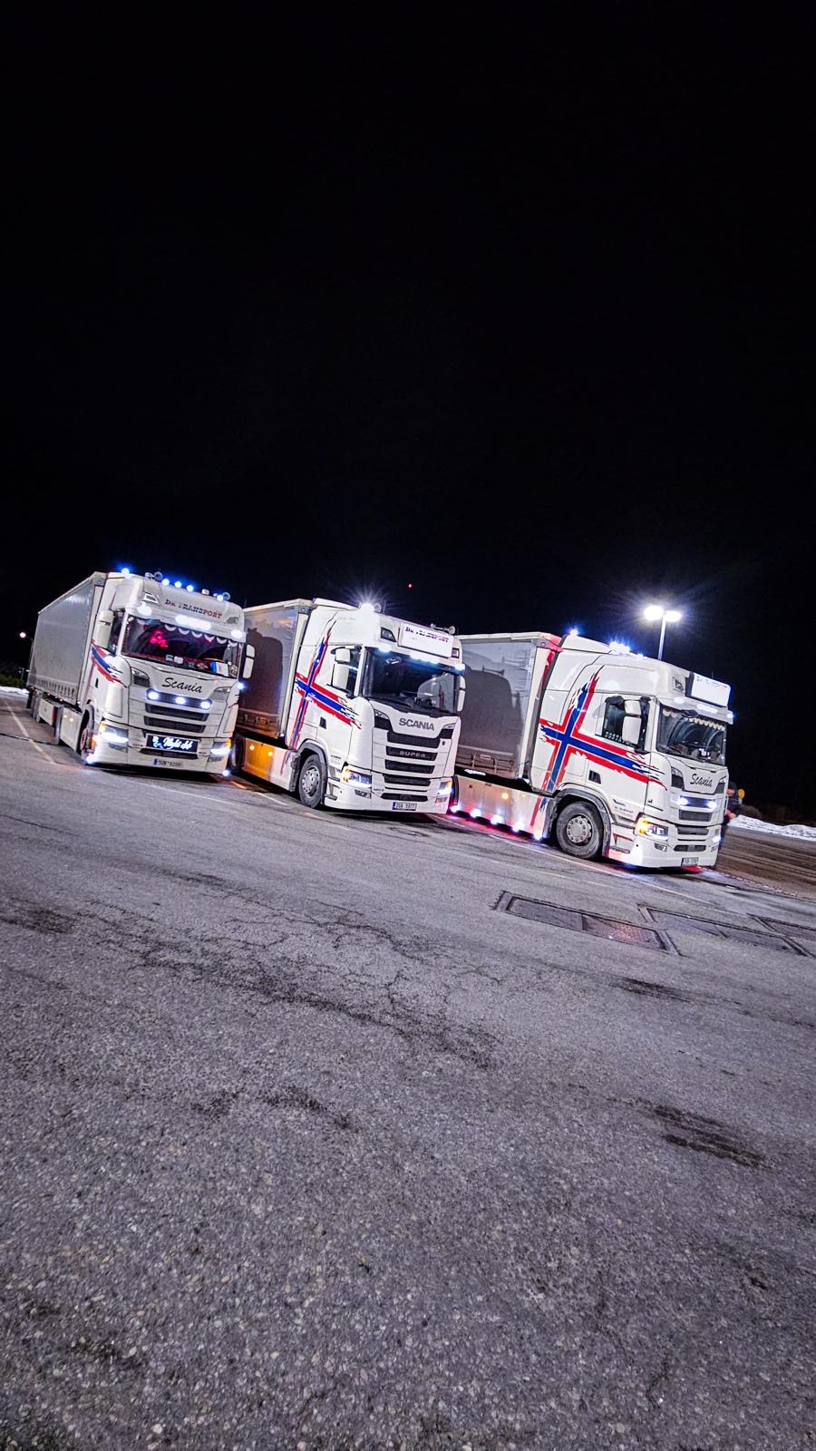 Vozy DK Transport v noci na parkovišti