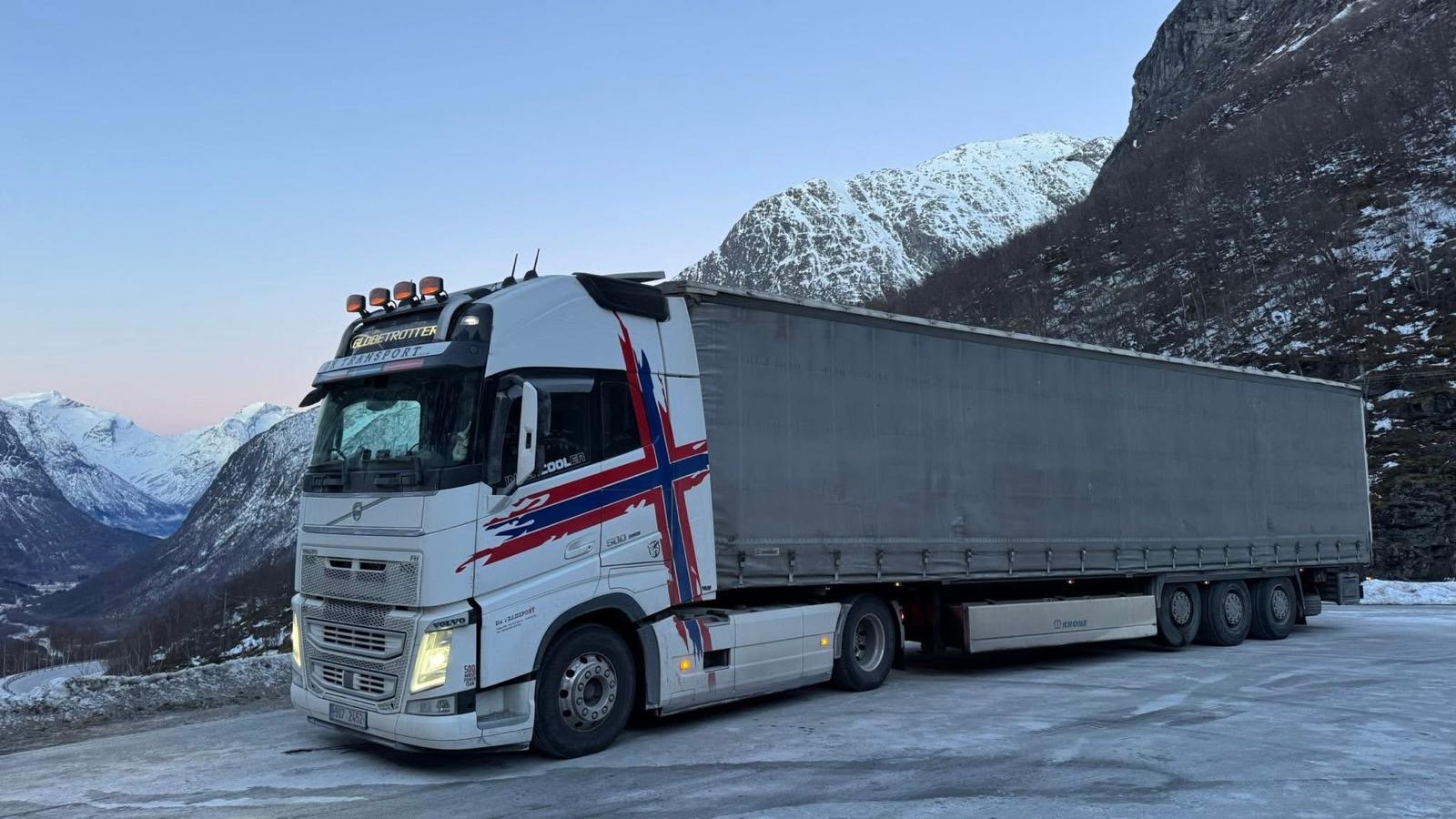 Volvo FH Globetrotter DK Transport ve fjordovém průsmyku
