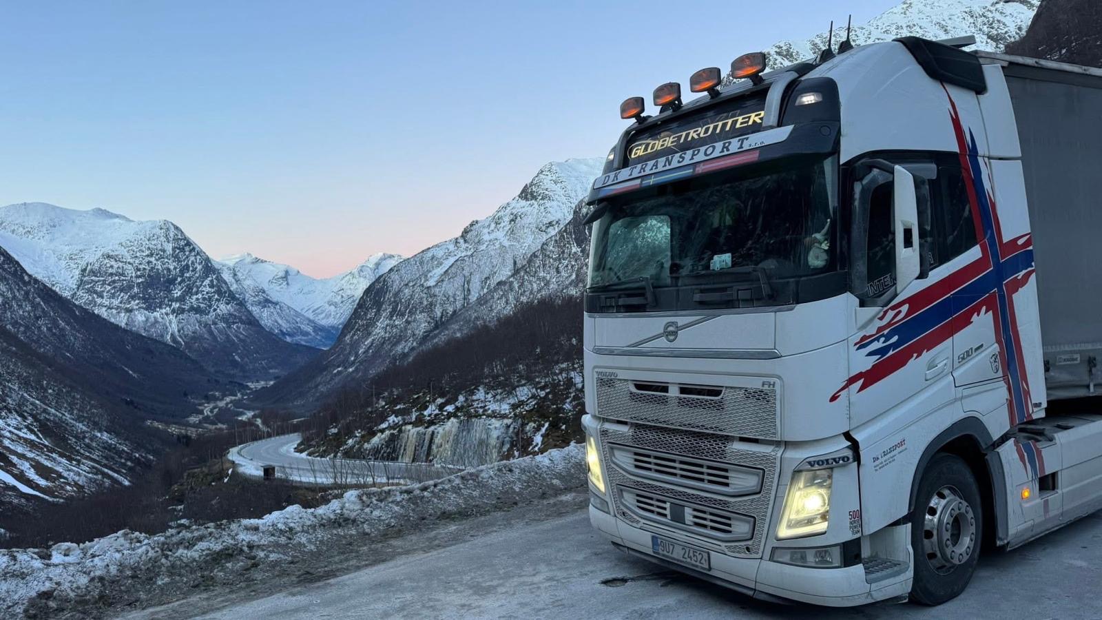 Volvo FH Globetrotter DK Transport s výhledem do norského údolí