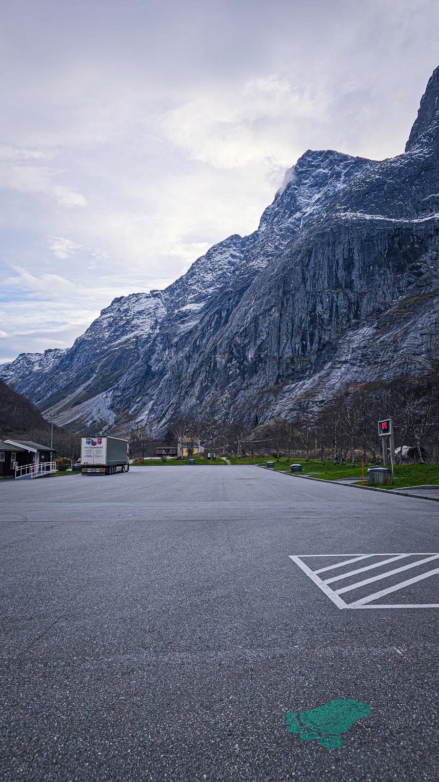 DK Transport na parkovišti pod skalní stěnou Trollveggen