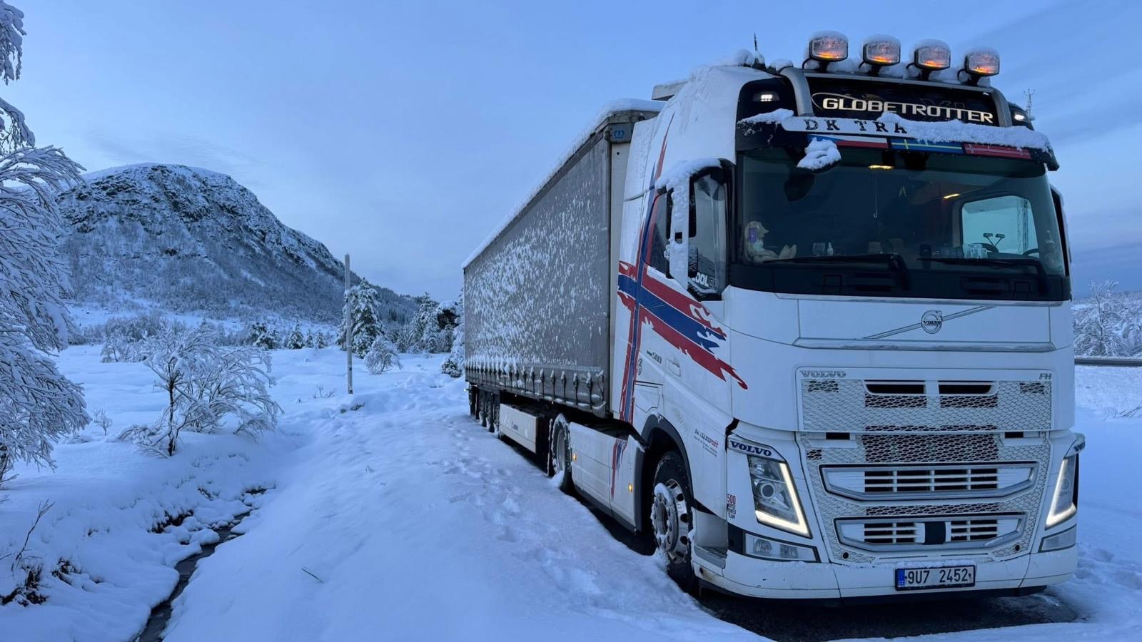 Volvo FH Globetrotter DK Transport v zasněžené norské krajině za soumraku