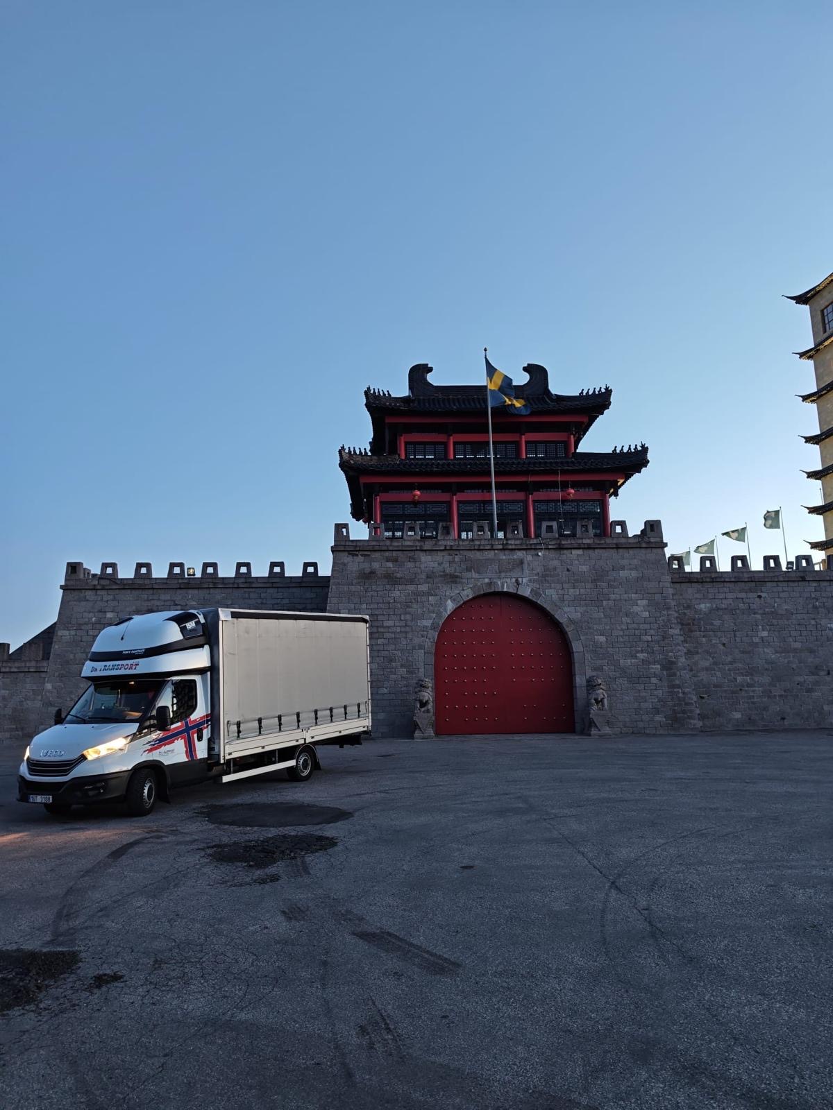 Iveco Daily DK Transport před asijskou bránou