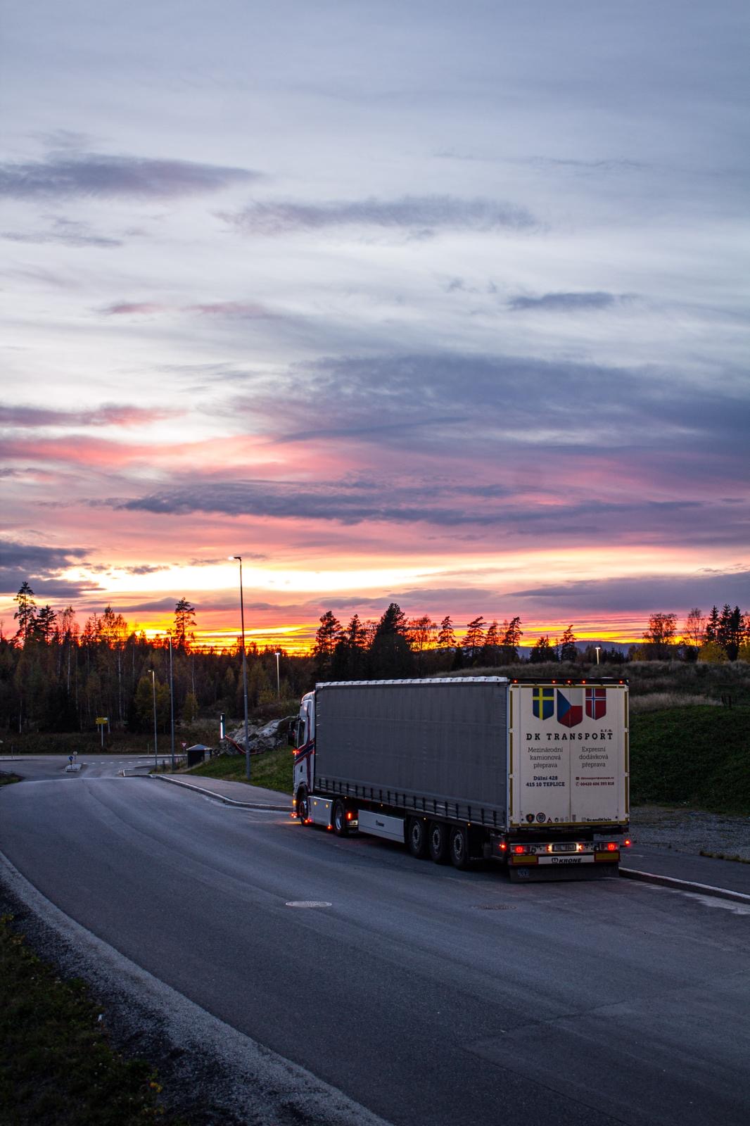 Návěs DK Transport při západu slunce na skandinávském odpočívadle