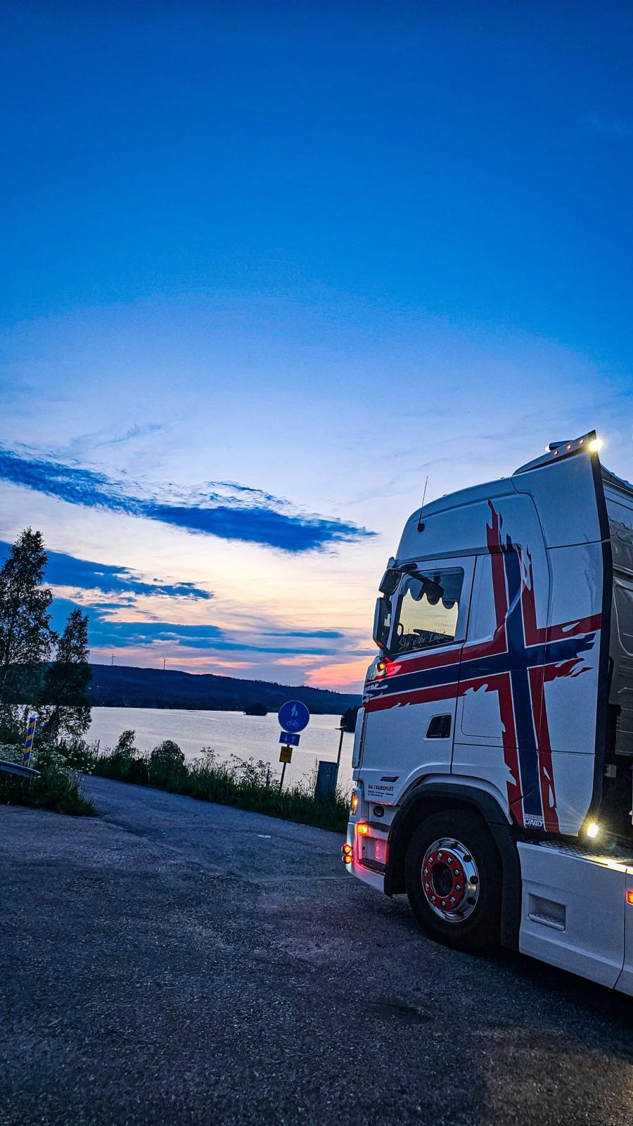 Scania DK Transport při západu slunce u jezera
