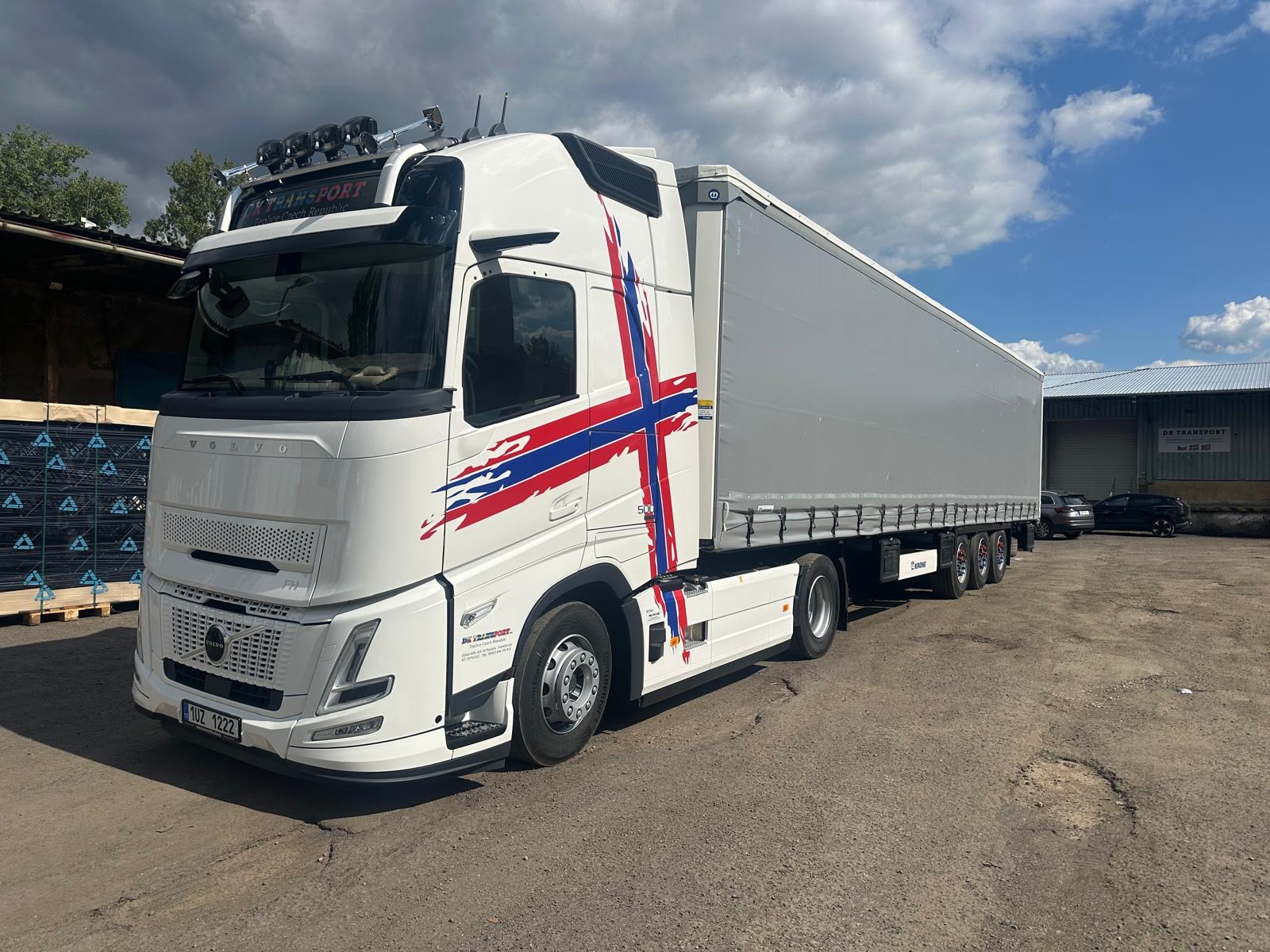 Nové Volvo FH 500 DK Transport s norským designem na firemním dvoře