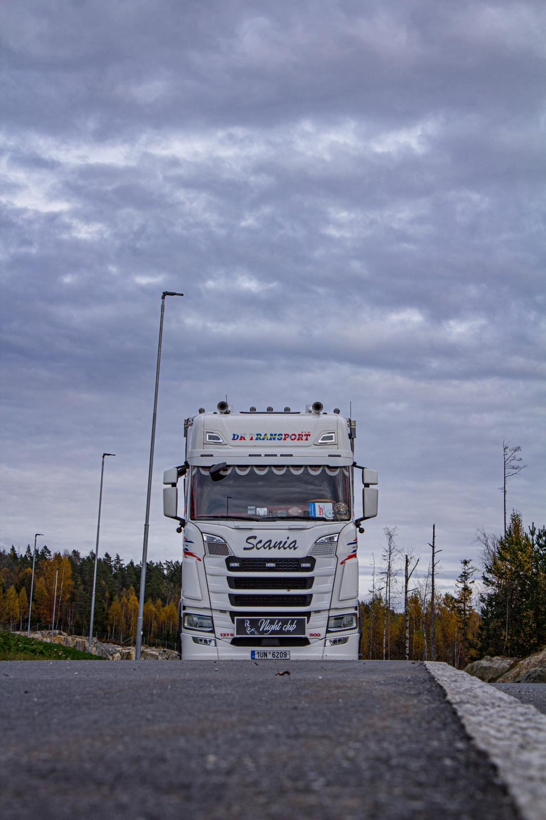 Scania Night Club DK Transport zepředu pod zataženou oblohou