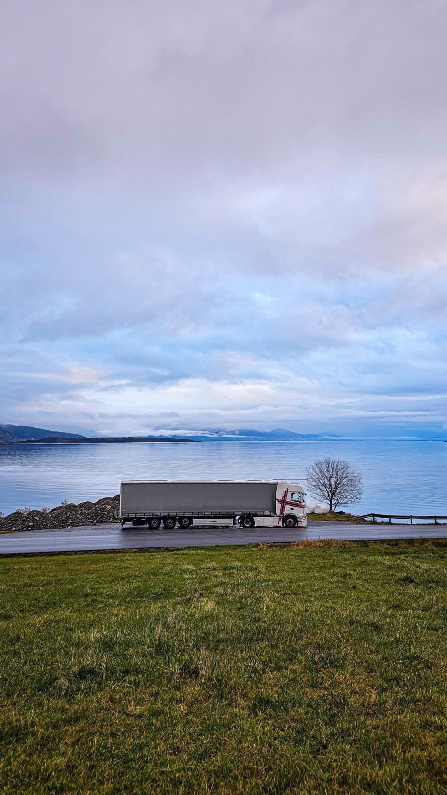 Scania DK Transport s návěsem u norského fjordu