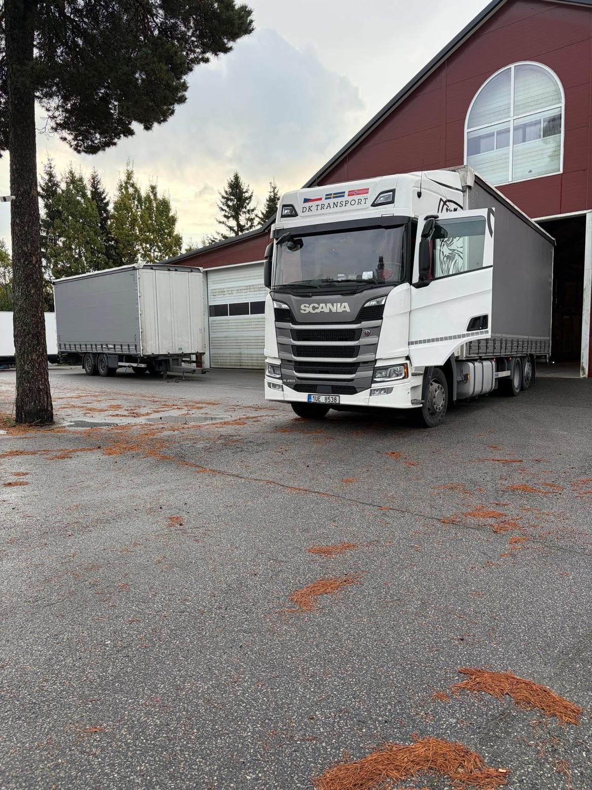 Scania R 450 DK Transport před skandinávskou halou