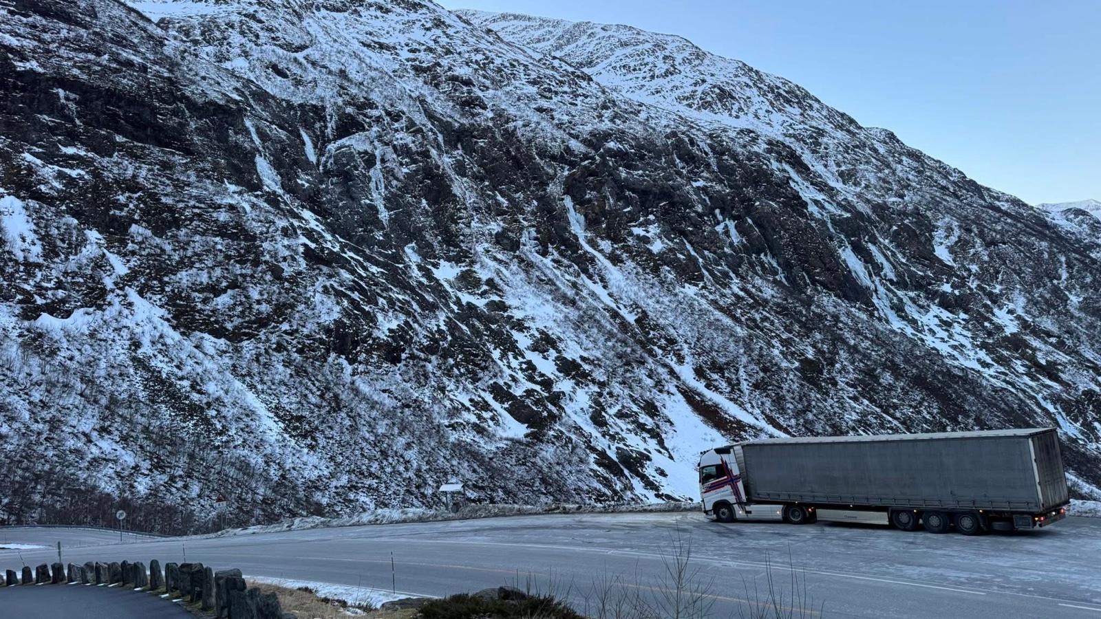 Volvo FH DK Transport pod zasněženou skálou v Norsku