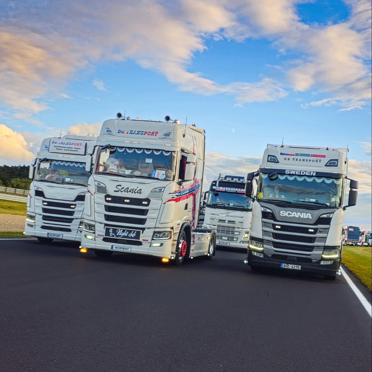 Kolona Scania a Volvo DK Transport na závodním okruhu