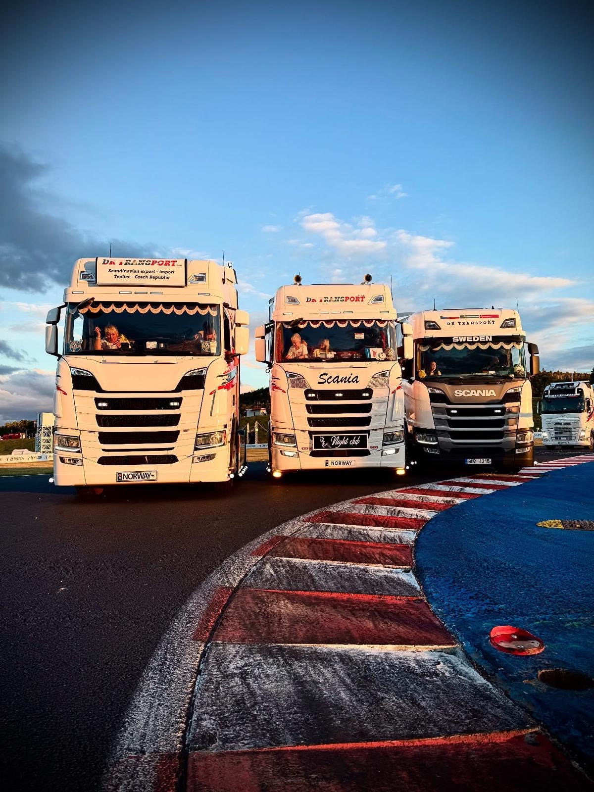 Vozy DK Transport Norway a Sweden na okruhu při západu slunce