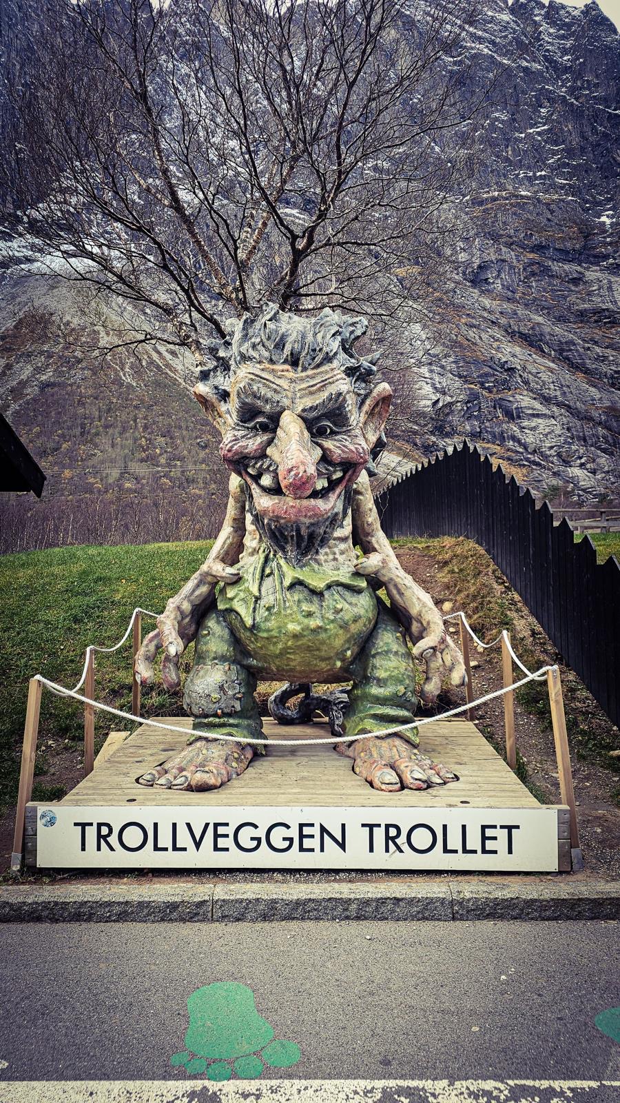Socha Trollveggen Trollet u návštěvnického centra v Norsku