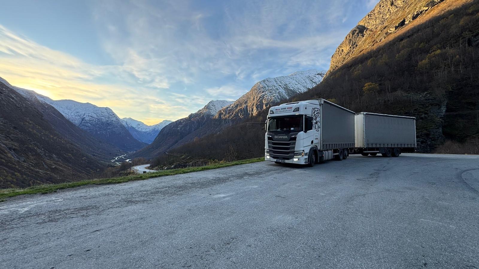 Scania DK Transport s přívěsem v norském průsmyku za úsvitu