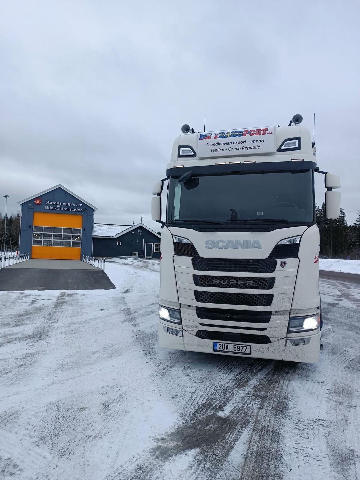 Scania 460 S Super u kontrolní stanice Statens vegvesen Ørje v Norsku