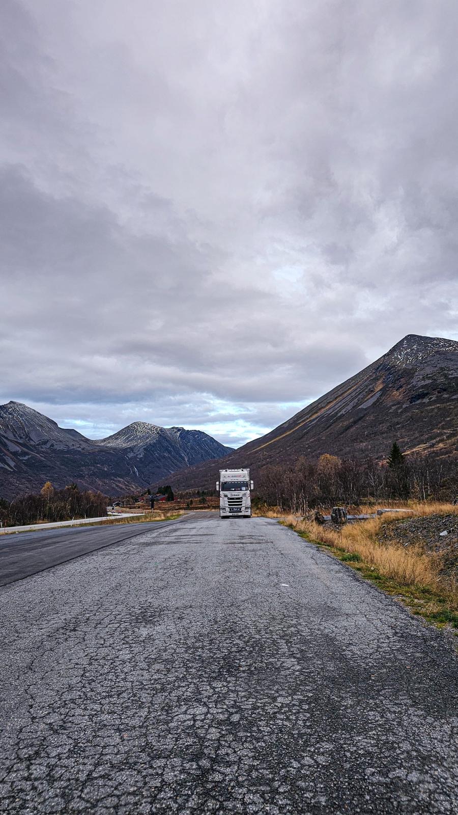 Scania DK Transport na opuštěné norské silnici mezi horami