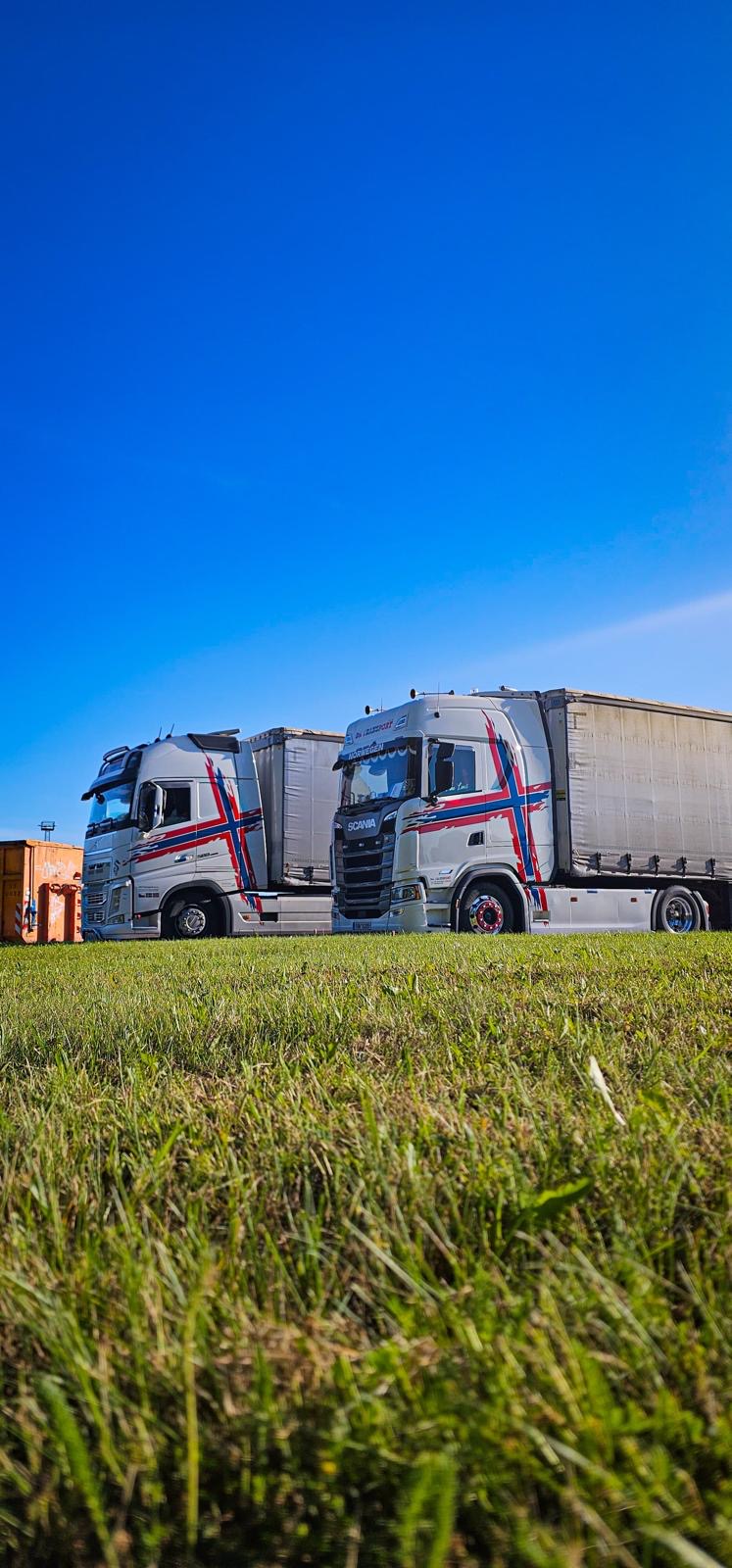 Volvo FH a Scania DK Transport s norským designem na trávě