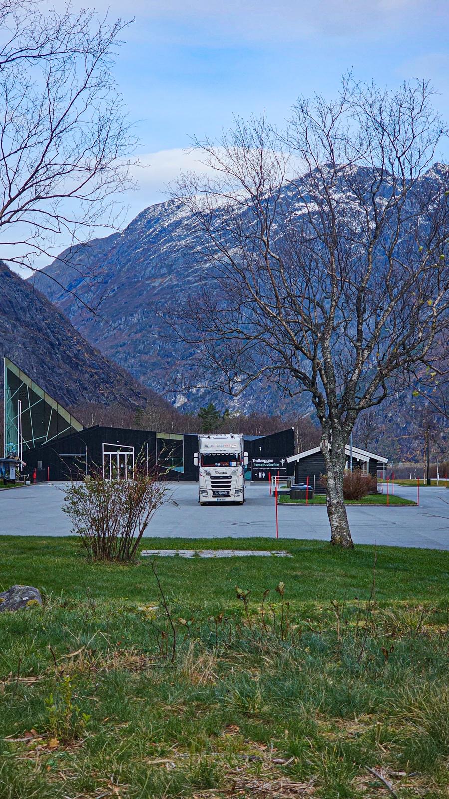 Scania DK Transport u návštěvnického centra Trollveggen v Norsku