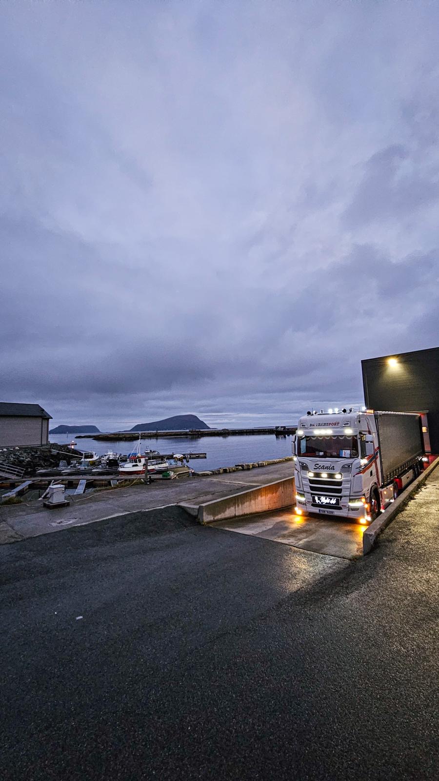 Scania DK Transport u norského přístavu za soumraku