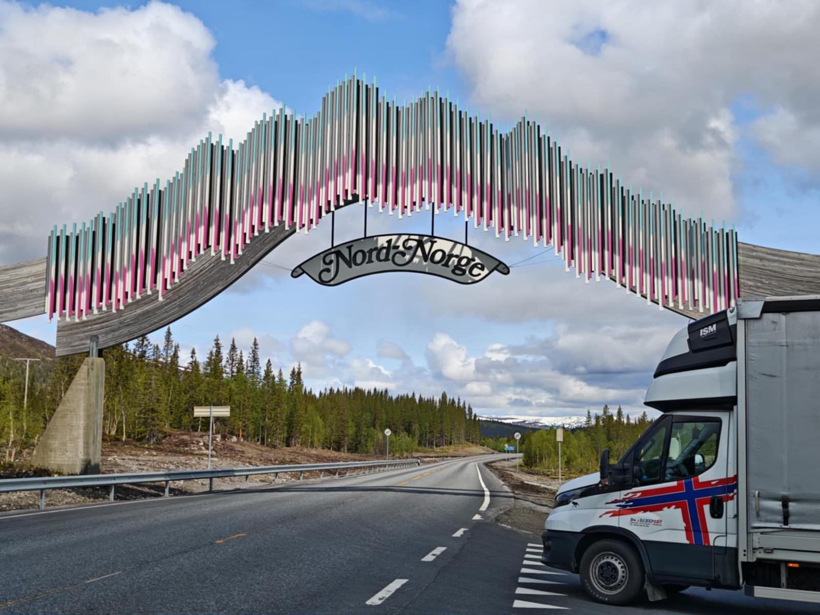 Iveco Daily DK Transport pod obloukem Nord-Norge v severním Norsku